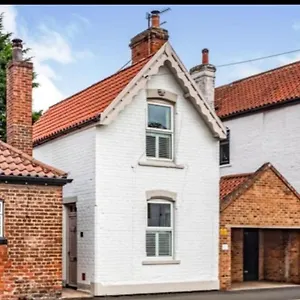  Holiday home Charming 2-bed On Outskirts Of